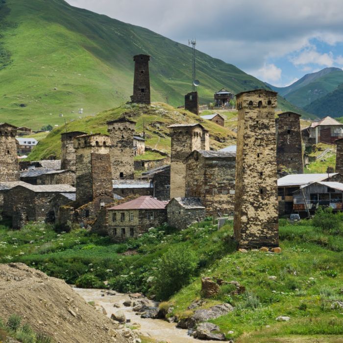 Ruta por Svaneti: montañas, aldeas medievales y trekkings imprescindibles (Guía 2026)