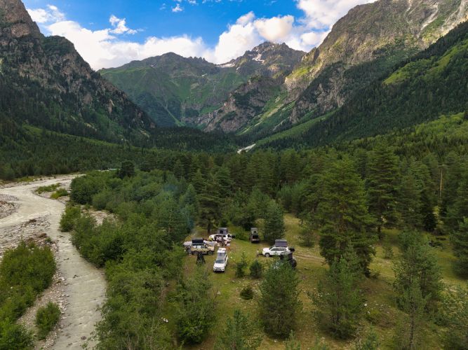 Acampada libre, hogeras y pernocta en tienda de techo 4x4 en Georgia